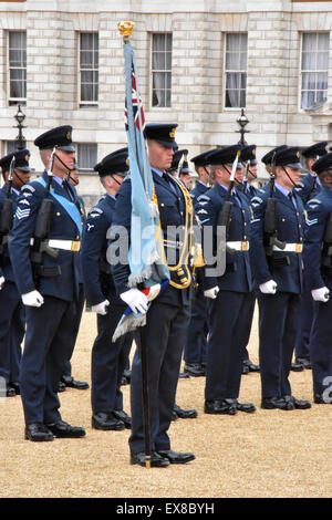 Londra, Regno Unito. 08 Luglio, 2015. Guardia d'onore trovato dalla Queen's Color Squadron, Royal Air Force, con supporto musicale dalla banda della Royal Air Force si prepara a ricevere Malaysian Capo delle Forze di Difesa, il generale Tan Sri Dato' Sri Zulkifeli Mohd Zin presso la sfilata delle Guardie a Cavallo, Londra, 08 luglio, 2015. Credito: Rosli Othman/Alamy Live News Foto Stock