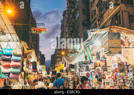 Mongkok in hong kong, uno dei la più trafficata area di Hong Kong per lo shopping. Ladies Market in Mongkok Foto Stock