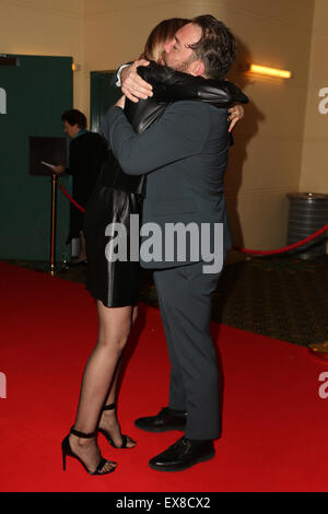 Sydney, Australia. 9 luglio 2015. L'attrice Abbey Lee (Ruben Guthrie cast) abbracci Brendan Cowell (Ruben Guthrie direttore/scrittore) sul tappeto rosso al Ritz, 45 St Paul's Street, Randwick per la vagliatura di gala del film 'Ruben Guthrie'. Credito: Credito: Richard Milnes/Alamy Live News Foto Stock