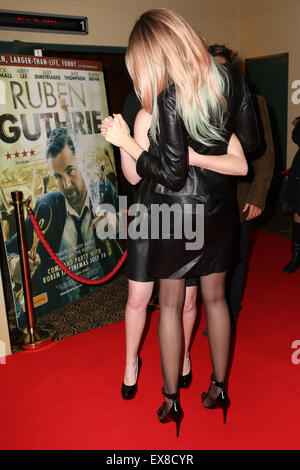 Sydney, Australia. 9 luglio 2015. L'attrice Abbey Lee (Ruben Guthrie cast) abbracci e balli con l'attrice Harriet Dyer (Ruben Guthrie cast) sul tappeto rosso al Ritz, 45 St Paul's Street, Randwick per la vagliatura di gala del film 'Ruben Guthrie'. Credito: Credito: Richard Milnes/Alamy Live News Foto Stock