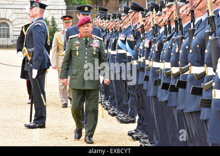 Londra, Regno Unito. 08 Luglio, 2015. Malaysian Capo delle Forze di Difesa, il generale Tan Sri Dato' Sri Zulkifeli Mohd Zin ispezionare la Guardia d'onore trovato dalla Queen's Color Squadron, Royal Air Force, con supporto musicale dalla banda della Royal Air Force presso la sfilata delle Guardie a Cavallo, Londra, 08 luglio, 2015. Credito: Rosli Othman/Alamy Live News Foto Stock