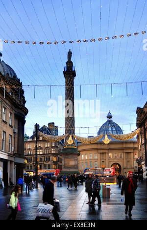 Shopping di Natale a Grays monumento, Newcastle Foto Stock