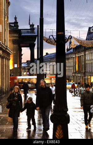 Shopping di Natale sulla Grey Street, Newcastle Foto Stock