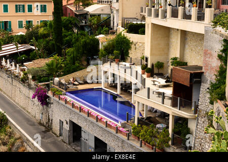 Hotel piscina sul balcone a Taormina, Sicilia Foto Stock