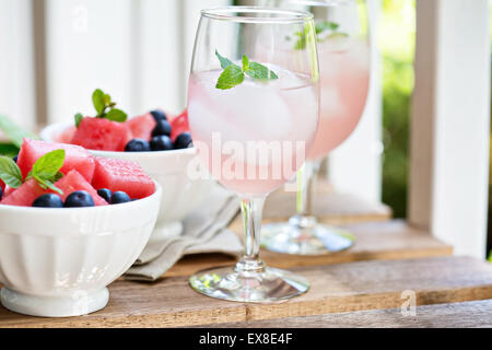 Anguria freddo bevande con ghiaccio sul tavolo all'aperto Foto Stock