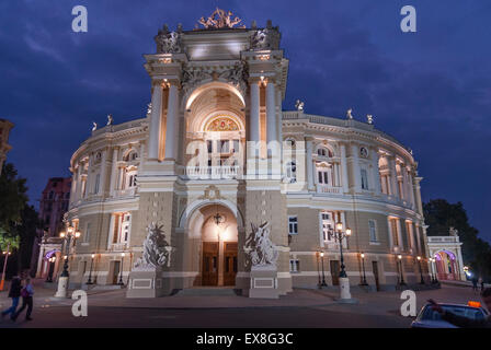L'Odessa opera house la sera illuminata con diversa illuminazione colorata Foto Stock
