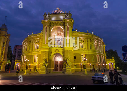 L'Odessa opera house la sera illuminata con diversa illuminazione colorata Foto Stock