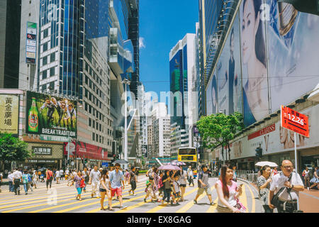 Giunzione di Causeway Bay di Hong Kong in una giornata di sole. Foto Stock