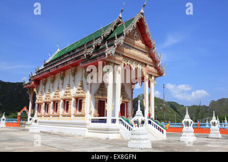 Tradizionale tempio buddista a Ban Bang Pu Village, Khao Sam Roi Yot N.P. Della Thailandia Foto Stock