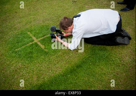 Videografo riprese a Henley festival 2015 Henley Festival è un musicale annuale e il festival della cultura imposta dal Tamigi in Oxfordshire. Questo anno tra gli interpreti figurano Jessie J, Lionel Richie e Spandau Ballet Roger Askew/Alamy Live News Foto Stock