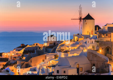 La cittadina di Oia durante il tramonto a Santorini, una delle isole Cicladi nel Mare Egeo, Grecia. Foto Stock