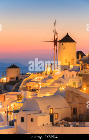 La cittadina di Oia durante il tramonto a Santorini, una delle isole Cicladi nel Mare Egeo, Grecia. Foto Stock