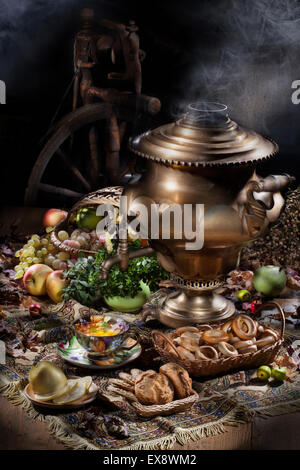 Ancora vita samovar caldaia di acqua composizione frutti luce tessuto spazzola apple tè bevanda liquida bere cibo verde rame metallo Foto Stock