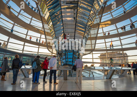 Il palazzo del Reichstag di Berlino, vista interna del Norman Foster progettata cupola di vetro sulla parte superiore dell'Edificio del Reichstag a Berlino, Germania. Foto Stock