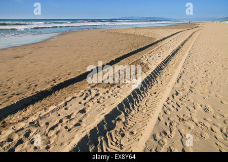 Tracce di pneumatici sulla spiaggia in una giornata di sole Foto Stock