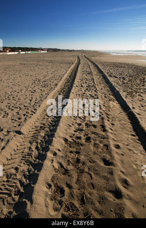 Tracce di pneumatici sulla spiaggia in una giornata di sole Foto Stock