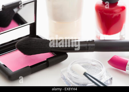 Eye shadow, rossetto e smalto su tavola Foto Stock