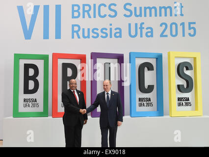 Ufa. 9 Luglio, 2015. Il presidente russo Vladimir Putin (R) accoglie favorevolmente il Presidente del Sudafrica Jacob Zuma al settimo vertice BRICS nel sud-ovest della città russa di Ufa, Luglio 9, 2015. © Xie Huanchi/Xinhua/Alamy Live News Foto Stock