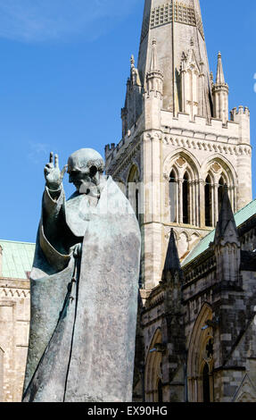 Statua in bronzo del Santo Patrono Richard al di fuori di Chichester Cathedral chiesa della Santissima Trinità. Chichester West Sussex England Regno Unito Foto Stock