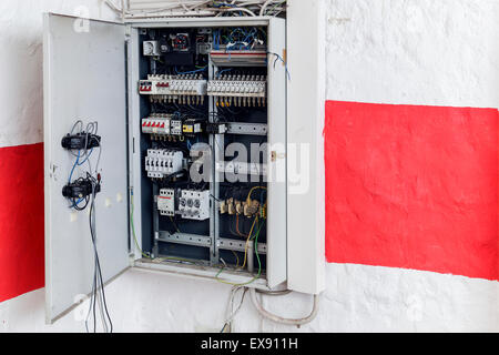 Aprire la scatola dei fusibili con cavi penzolanti fuori Foto Stock