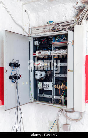 Aprire la scatola dei fusibili con cavi penzolanti fuori Foto Stock