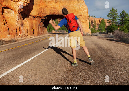 Sollevatore-escursionismo uomo con zaino vicino al Red canyon Foto Stock