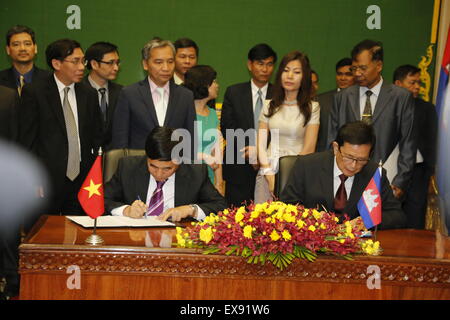 Phnom Penh Cambogia. 9 Luglio, 2015. Var Kimhong (R, anteriore), senior cambogiano ministro in carica di affari di confine, segni il memorandum di un incontro con Ho Xuan figlio (L, anteriore), vietnamita il vice ministro degli esteri in carica di affari di confine, in Phnom Penh Cambogia, Luglio 9, 2015. La Cambogia e il Vietnam giovedì hanno convenuto di intensificare la loro cooperazione per prevenire futuri incidenti lungo il confine a seguito di due recenti risse tra i civili dei paesi, secondo una news dichiarazione rilasciata dopo una riunione di tre giorni qui. © Phearum/Xinhua/Alamy Live News Foto Stock