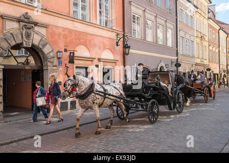 I turisti che viaggiano in tradizionale cavallo e carrelli, Città Vecchia, Varsavia, Polonia Foto Stock