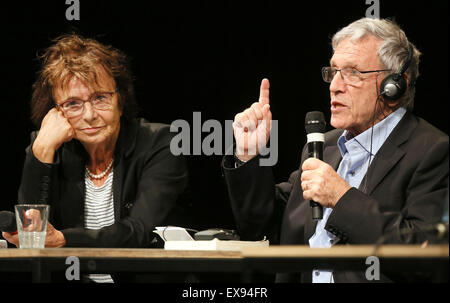 Autore israeliano Amos Oz (L) e traduttore Mirjam Pressler parlare durante la letteratura internazionale premio a "Haus der Kulturen' luogo a Berlino, Germania, 8 luglio 2015. Oz è stato premiato con la letteratura internazionale Award dotato di 25.000 euro e Pressler è stata premiata per la sua traduzione dotato di 10.000 euro. Foto: Stephanie Pilick/dpa Foto Stock