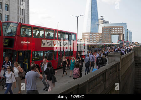 Londra, Regno Unito. 09 Luglio, 2015. Pendolari a piedi attraverso il London Bridge al fianco di autobus come personale di tubo di andare in sciopero per tutta la rete metropolitana di Londra rete in una fila più pagare e nuova notte tempo servizi. Credito: Keith Larby/Alamy Live News Foto Stock