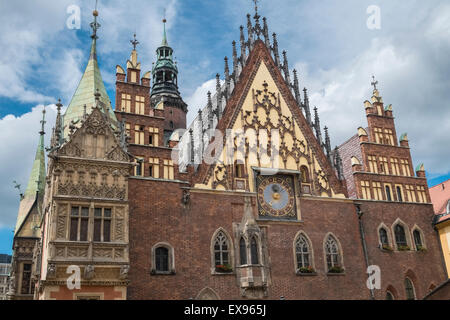 Oriente elevazione di Wroclaw Municipio gotico, la piazza del mercato, Città Vecchia, Wroclaw, Polonia Foto Stock