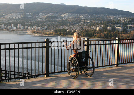 Donna che utilizza una sedia a rotelle alla prospettiva punto viewpoint Foto Stock