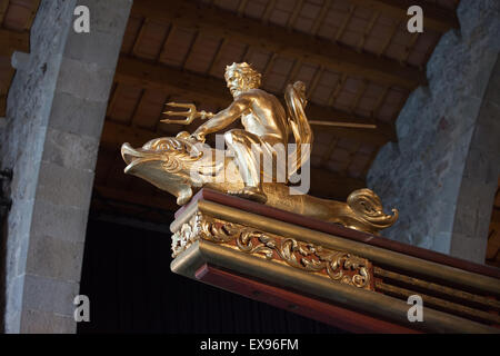 Barcellona Museo Marittimo (Museu Maritim), golden Nettuno scultura su royal galley di Giovanni d'Austria bow, Catalogna, Spagna Foto Stock