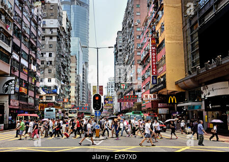 Strada trafficata con cartelli pubblicitari Mong Kok ( Nathan e Waterloo Road Argyle Street District ) Kowloon Hong Kong Cina Foto Stock