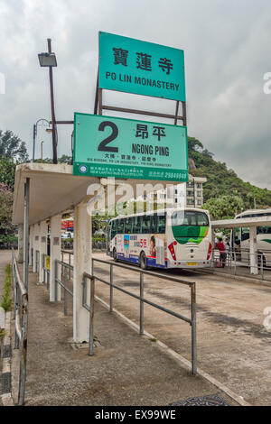 Autobus per il Monastero Po Lin e Big Buddha a Mui Wo bus terminal Foto Stock