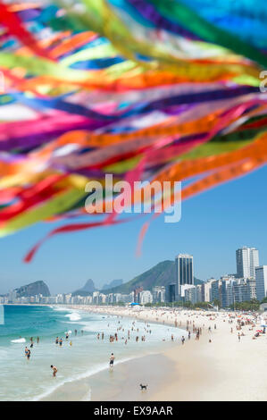 Brasiliano nastri desideri a Copacabana beach in un luminoso giorno a Rio de Janeiro in Brasile Foto Stock