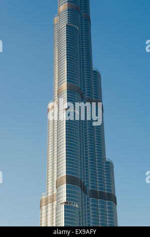 DUBAI, Emirati Arabi Uniti - 22 ottobre 2014: Close up dettaglio del moderno in acciaio Burj Khalifa Tower contro il cielo blu. Foto Stock