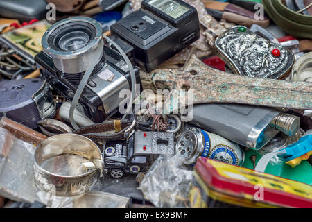 Bric-a-brac e di antiquariato e di seconda mano beni usati per la vendita al mercato delle pulci a Cat Street Market di Upper Lascar Row in Hong Kong Foto Stock