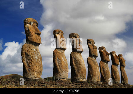 Vista di sette Ahu Akivi Moai, che sono gli unici Moai di faccia al mare Foto Stock