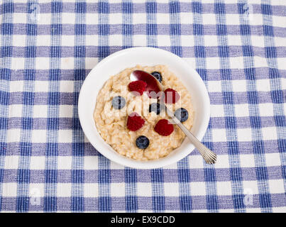 Ciotola di caldo e fresco di farina di avena con lamponi e mirtilli Foto Stock