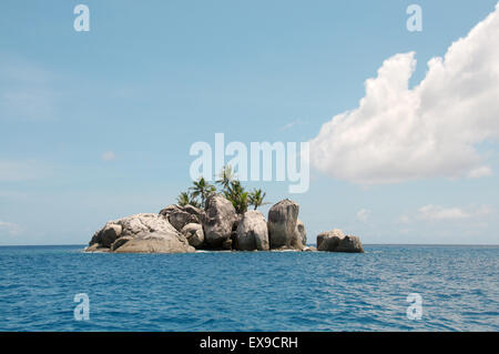 Una piccola isola rocciosa con palme vicino l'isola di Mahe, Oceano Indiano, Seicelle Foto Stock