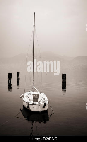 Yacht ormeggiati sul lago di Garda, Italia. Foto Stock