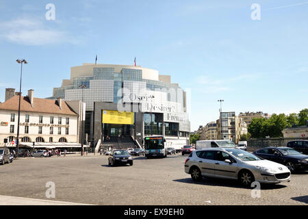 L'Opera Bastille. Paris Place de la Bastille con la moderna opera house, Bastille, Paris, Francia. Foto Stock