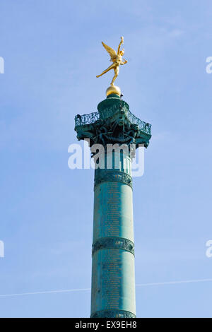 Dettaglio con il genio della libertà la colonna di Luglio, Colonne de Juillet, a Place de la Bastille, Parigi Francia. Foto Stock