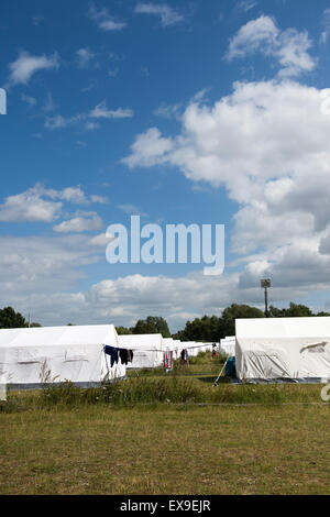 Amburgo, Germania. 09 Luglio, 2015. Le tende sono impostati nei locali del centro di accoglienza per i rifugiati ad Amburgo, Germania, 09 luglio 2015. La stato di Amburgo dibattiti del Parlamento europeo sulla legge in materia di asilo tra gli altri argomenti il 09 luglio 2015. Foto: DANIEL REINHARDT/dpa/Alamy Live News Foto Stock