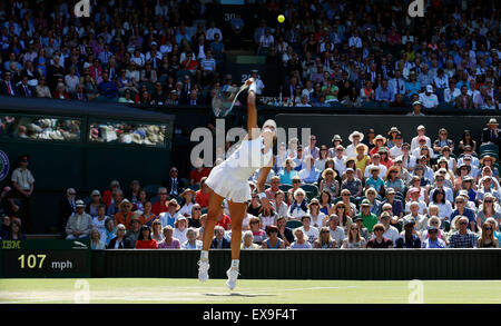 Londra, Regno Unito. 9 Luglio, 2015. Spagna Garbine Muguruza serve per la Polonia Agnieszka RADWANSKA durante la loro donna semi-finale corrisponde al giorno dieci del 2015 campionati di Wimbledon al All England Tennis Club di Wimbledon, a sud-ovest di Londra, il 9 luglio 2015. Muguruza ha vinto 2-1. Credito: Voi Pingfan/Xinhua/Alamy Live News Foto Stock