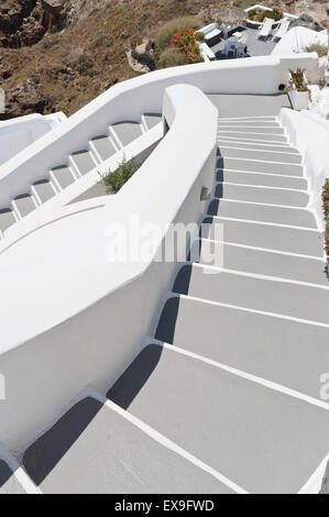 Una serie di gradini ripidi di Oia - Santorini, Grecia. Foto Stock