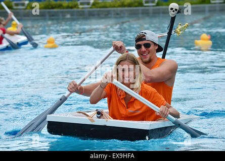 Erfurt, Germania. 9 Luglio, 2015. I concorrenti di Jasmin Hartmann und Maik Fahning paddle attraverso un pool nella loro vasca da bagno durante il turno di qualificazione per il 1° vasca gara di coppa del mondo a Erfurt (Germania), 9 luglio 2015. I vincitori del concorso avrà inizio alle finali internazionali della vasca da bagno gara di coppa del mondo a Duesseldorf, Germania, 21 novembre. Foto: Martin Schutt/dpa/Alamy Live News Foto Stock