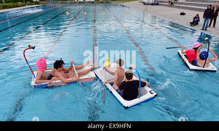 Erfurt, Germania. 9 Luglio, 2015. I concorrenti paddle attraverso un pool nella loro vasca da bagno durante il turno di qualificazione per il 1° vasca gara di coppa del mondo a Erfurt (Germania), 9 luglio 2015. I vincitori del concorso avrà inizio alle finali internazionali della vasca da bagno gara di coppa del mondo a Duesseldorf, Germania, 21 novembre. Foto: Martin Schutt/dpa/Alamy Live News Foto Stock