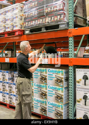 Uomo maturo Shopping, Costco Wholesale Warehouse Store, STATI UNITI D'AMERICA Foto Stock